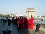 Тибетские монахи у ворот Индии